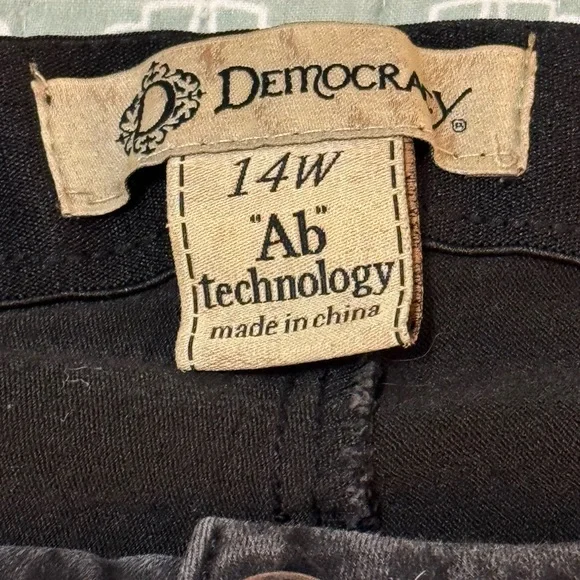 Democracy Women's Black Skinny Jeans - Picture 4 of 5
